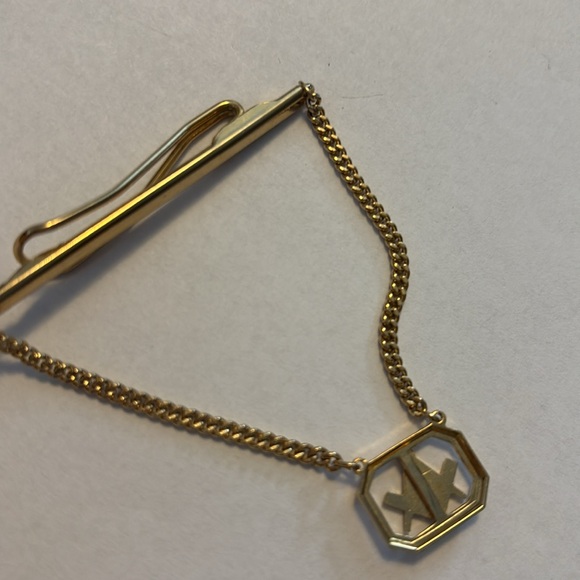 Vintage  Gold Tone Free Masons Tie Bar With Curb Chain - Picture 2 of 5
